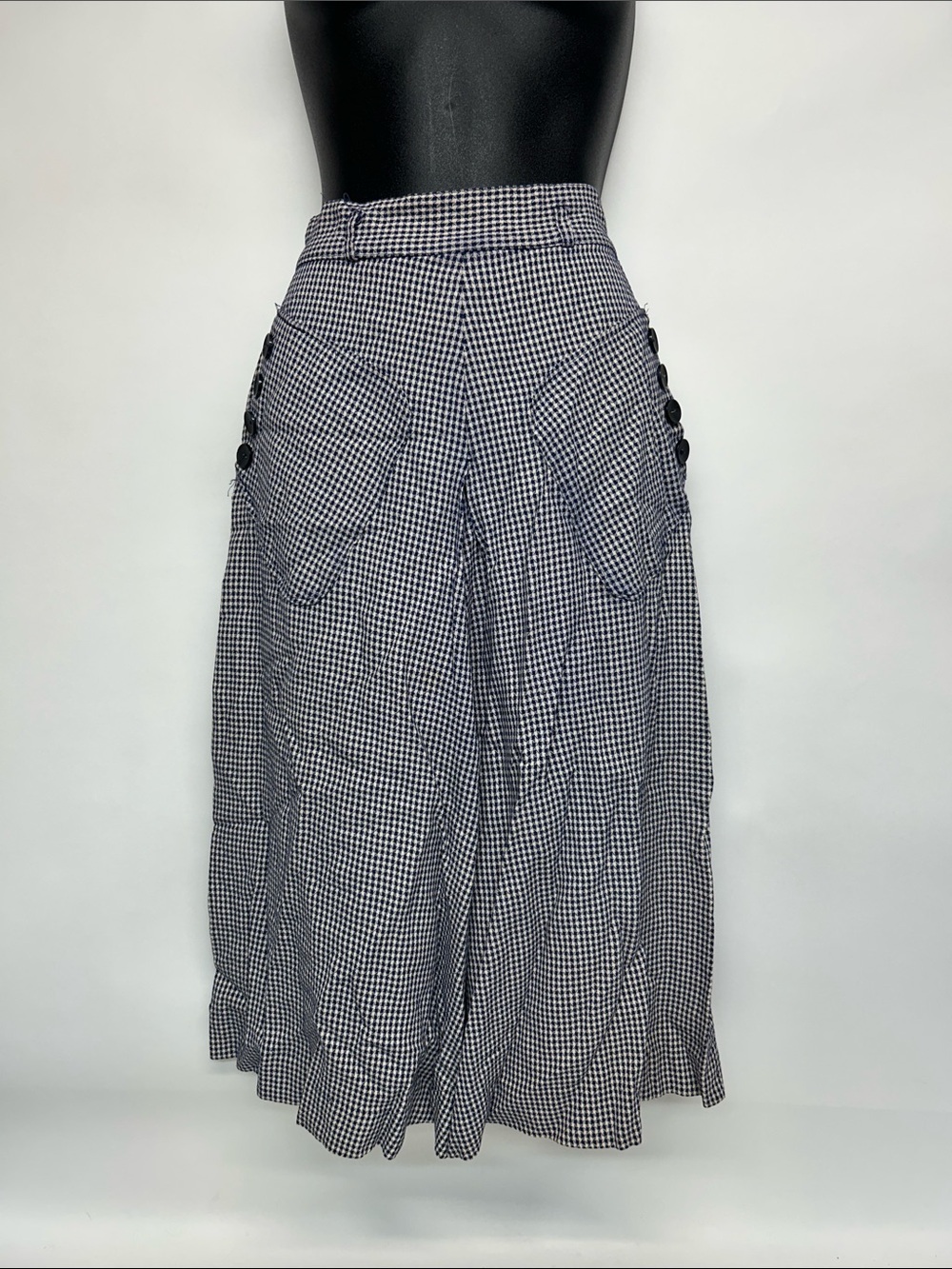 Black and White Gingham Button-Accent Midi Skirt
Vintage xxs